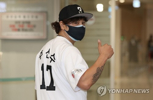 미국 프로야구 메이저리그 텍사스 레인저스에서 활약하다 신세계그룹 이마트 야구단에 입단한 추신수가 25일 오후 인천국제공항 제2터미널을 통해 귀국해 입국장에서 유니폼을 입고 포즈를 취하고 있다.  연합뉴스